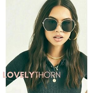 QUAY // ltd ed oversized retro-glam smoke lens gold frames